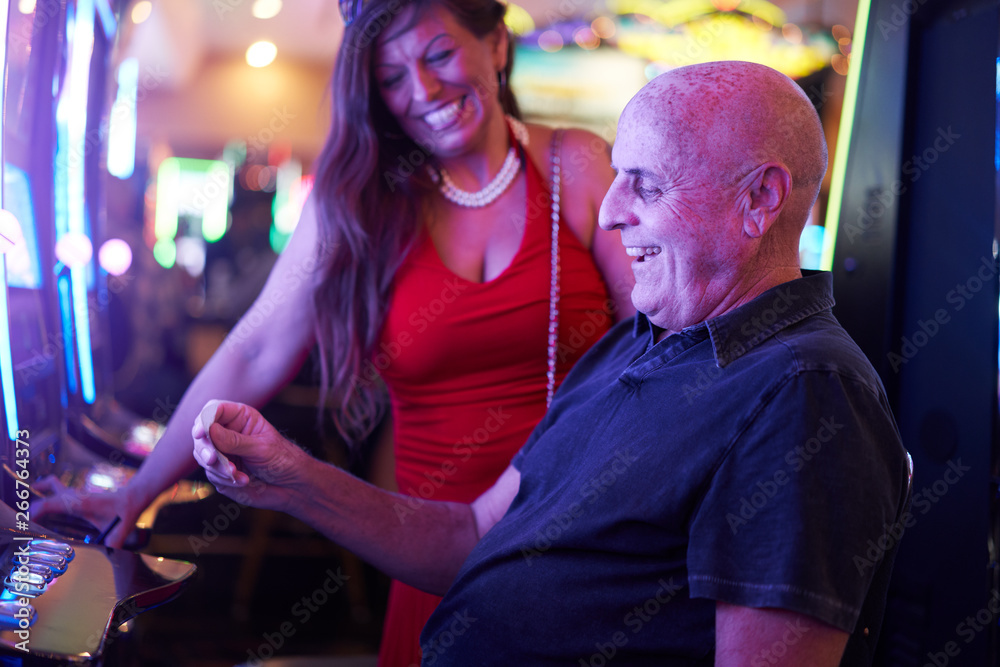 Obraz premium happy mature couple with payout ticket at casino
