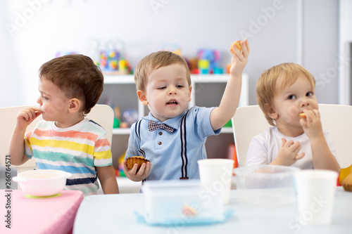 Group of children have a lu...