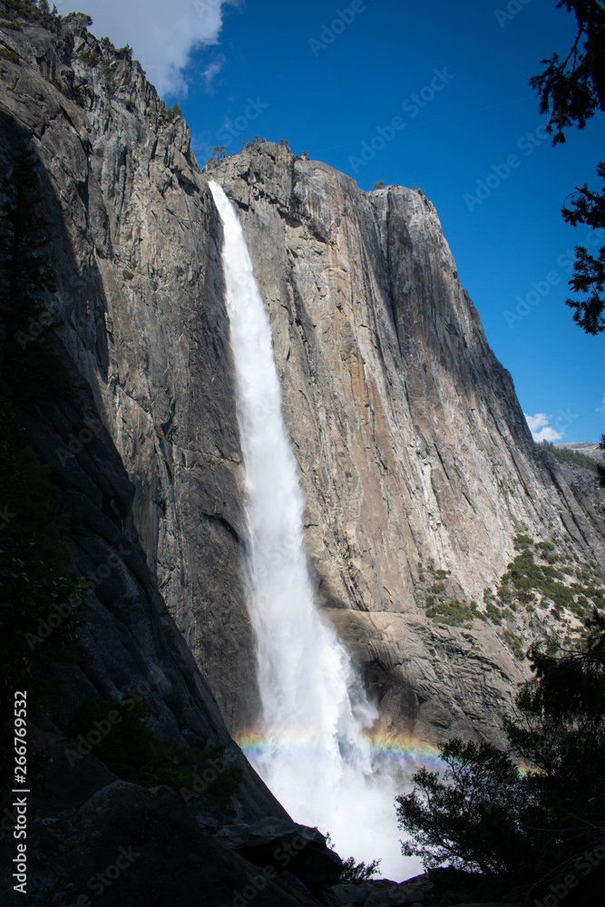 Obraz premium yosemite upper fall with rainbow, early May 2019