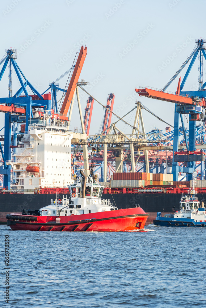 Hamburger Hafen und Containerterminal mit Schlepper im Vordergrund
