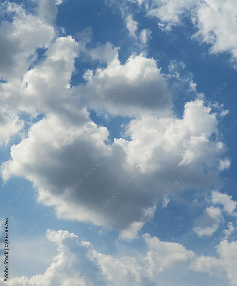 Obraz premium Beautiful heart shape cloud on blue sky background, natural cloudscape