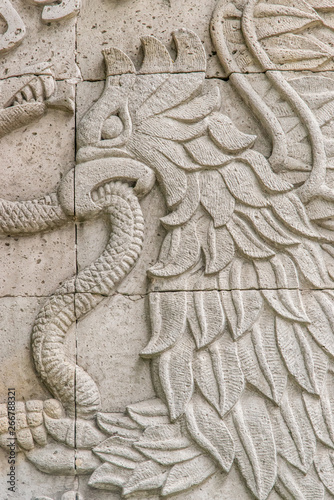 escudo nacional mexicano tallado en piedra y en metalico , bandera e historia de mexico © ClicksdeMexico