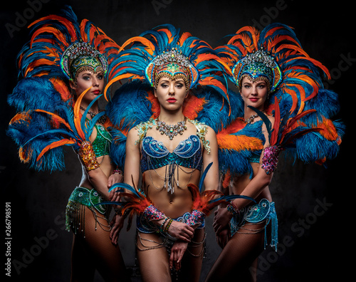 Photographie Studio portrait of a group professional dancers female in colorful sumptuous carnival feather suits