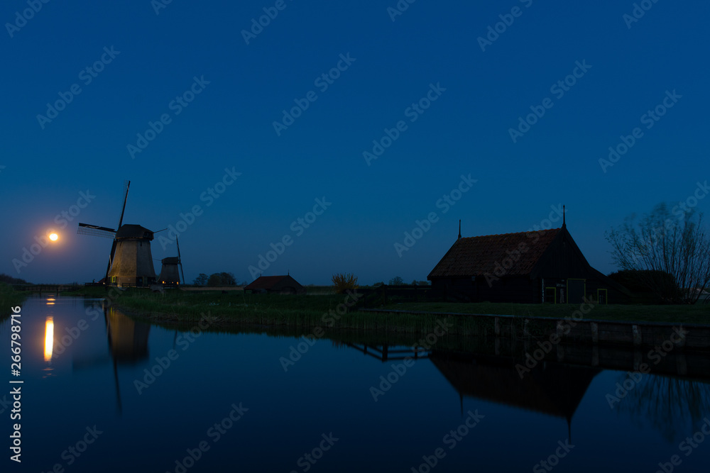 Fototapeta premium Waterreflection of the full moon in a Dutch river