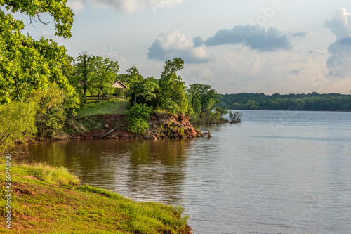 Φωτογραφία Senic shot of the bank of lake Thunderbird.