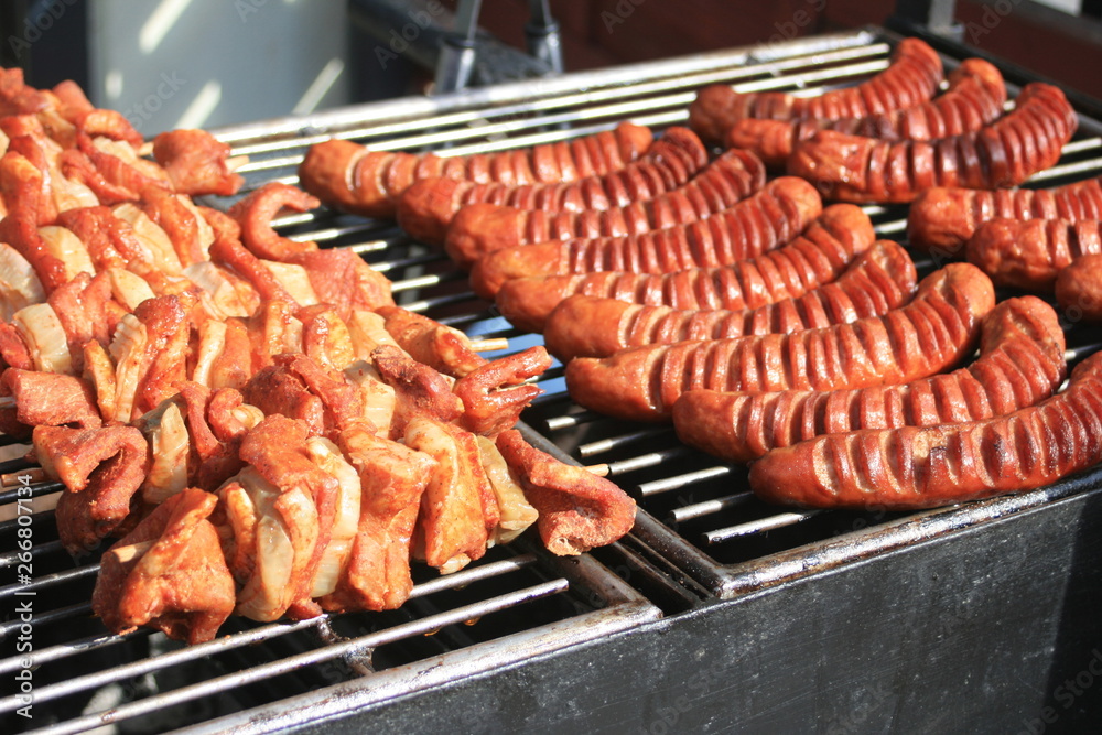 Schaschlik und Würstchen auf dem Grill Schaschlik und Würstchen auf dem Grill