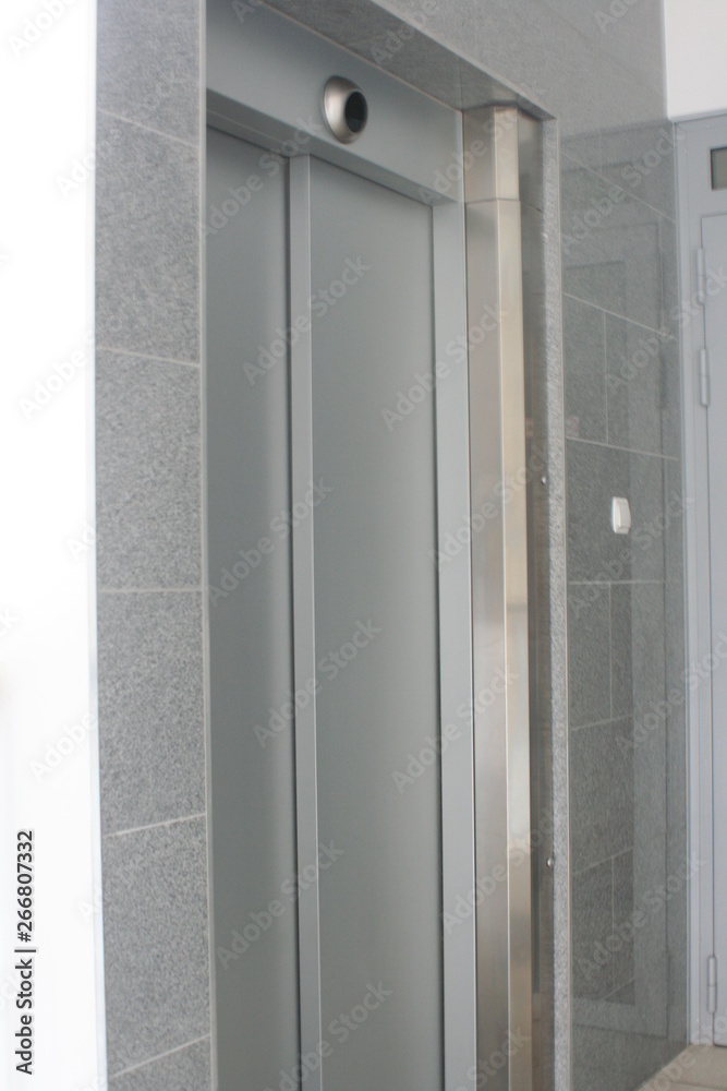 Fototapeta premium Fahrstuhl im Hochhaus