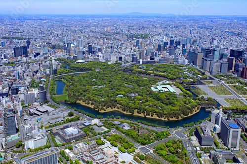 新緑の皇居全景／官庁街