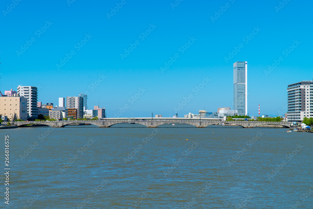 Naklejka premium 新潟県新潟市中心地万代の橋からみた万代橋と信濃川