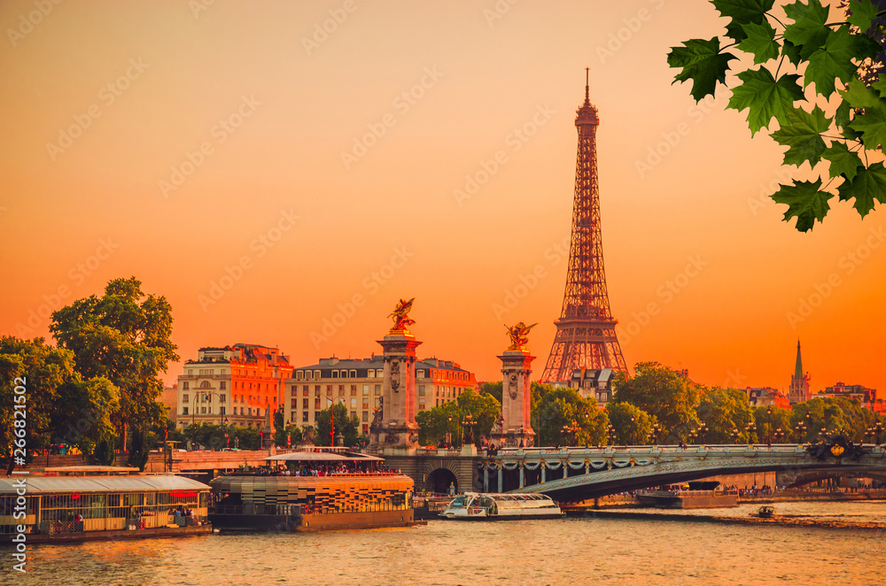 Obraz premium Sunset view of Eiffel Tower, Alexander III Bridge and river Seine in Paris, France.