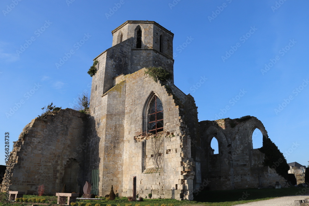 Charente-Maritime - Marans - Ancienne église romane dans le cimetière