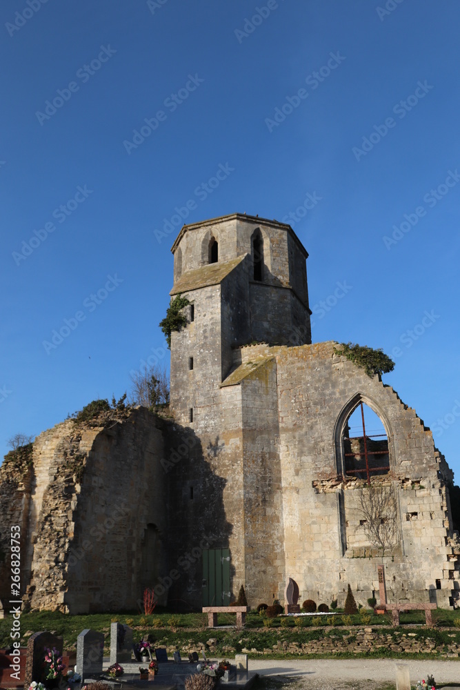 Nouvelle Aquitaine - Charente-Maritime - Vestiges de l'Eglise Saint-Etienne dans le cimetière de Marans