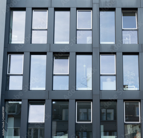 moderne Fassade mit Fenstern