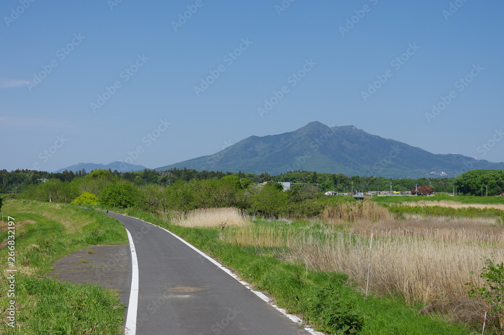 筑波山と堤防の道