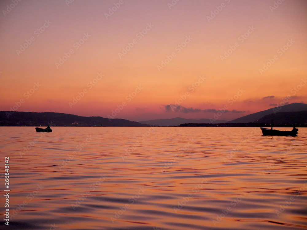 Welche Farbe hat Wasser? Als ich auf der Adria in Kastel Stari bei Split in Croatien beim Fischen war, sah ich eine Farbpalette von glasklar, über grün und blau bis hin zu blutrot, welche Farbenspiel 