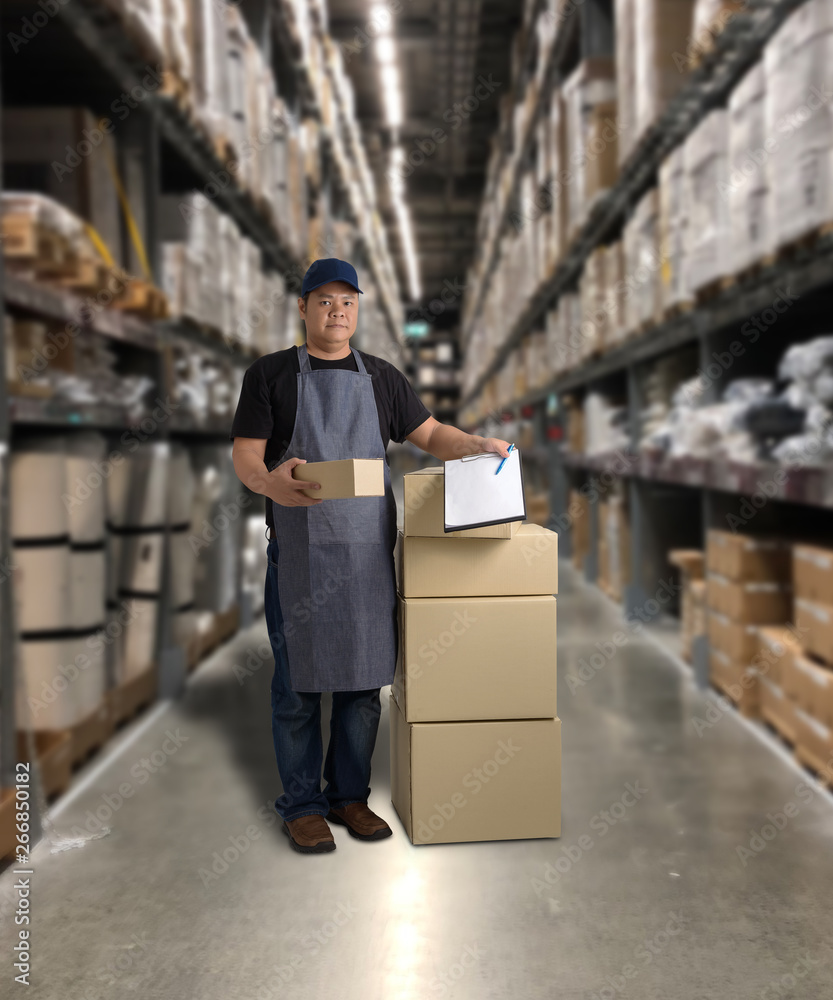 Worker Delivering products Sign the signature on the product receipt form with parcel boxes Worker Delivering products Sign the signature on the product receipt form with parcel boxes