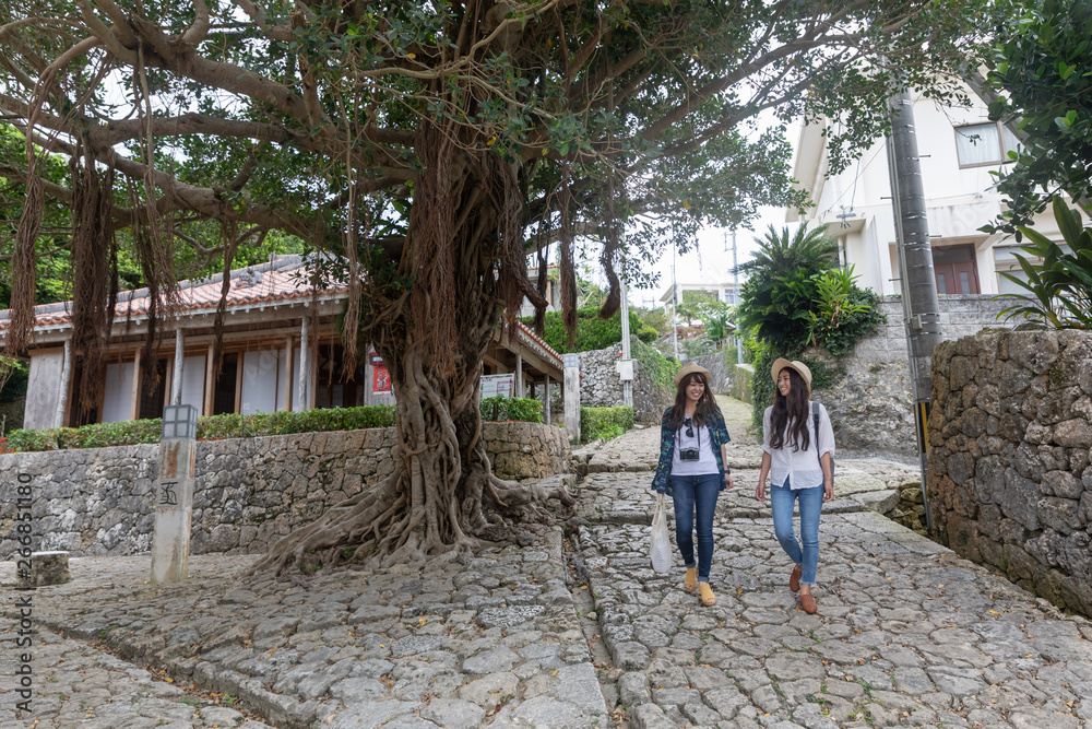 沖縄旅行をする二人の若い女性