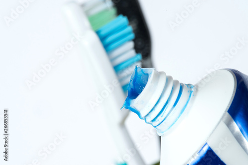 Zahbürste und Zahnpasta