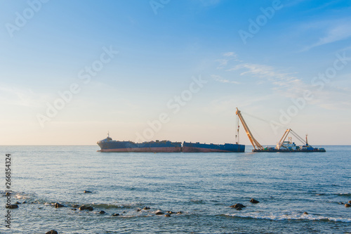 Konstfotografi The cargo ship stranded in the open sea caused oil spills on the coast