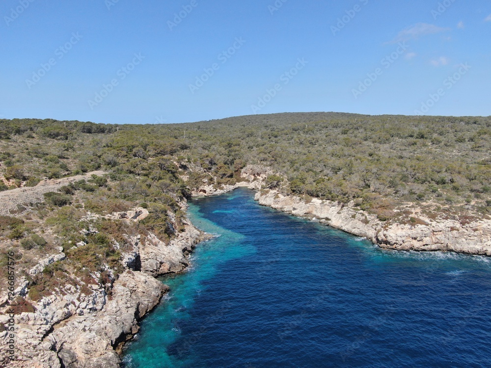 vista aérea de una cala de la playa de mallorca vista aérea de una cala de la playa de mallorca