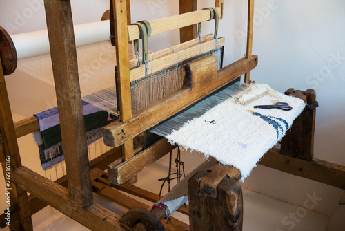 Fotografía making of carpet on vintage weaving loom