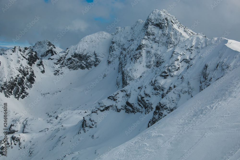 Paesaggio invernale sui monti Carpazi ricoperti dalla neve