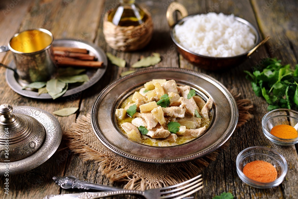 Green chicken curry with pineapples in cream.