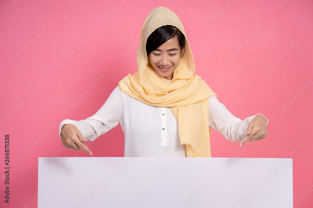 muslim asian woman with blank board copyspace