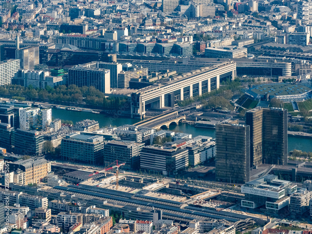 Le Ministère des Finances à Bercy vu d'hélicoptère à Paris