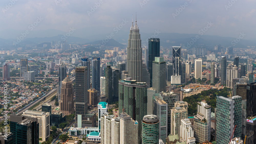 Obraz premium KUALA LUMPUR, MALAYSIA - April. 21, 2016 . View of Kuala Lumpur city skyline