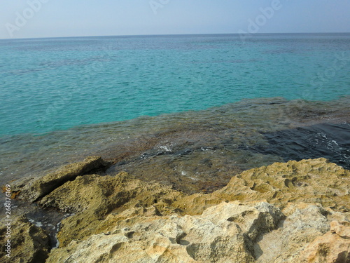 Costa rocosa frente a agua turquesa
