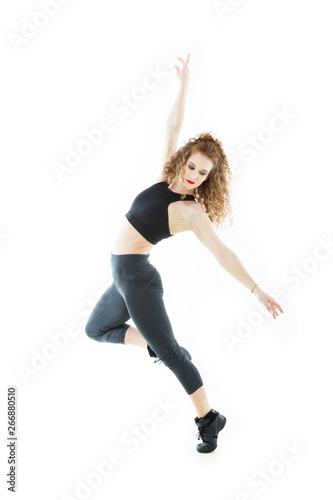 junge, hübsche Frau die gerne tanzt und sich elegant bewegt