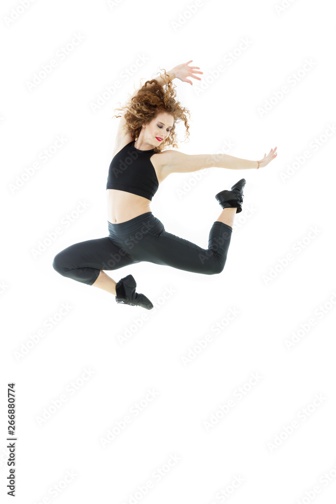 sportliche, junge Frau die in die Luft springt