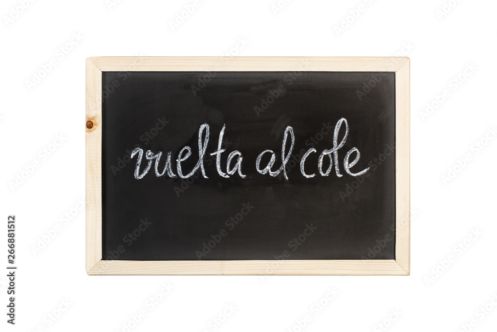 Pizarra negra con escritura vuelta al cole sobre fondo blanco. Vista de frente y de cerca Pizarra negra con escritura vuelta al cole sobre fondo blanco. Vista de frente y de cerca