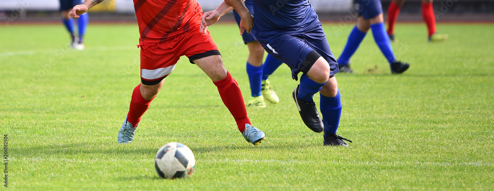 Fussballspieler beim Fussball spielen Fussballspieler beim Fussball spielen
