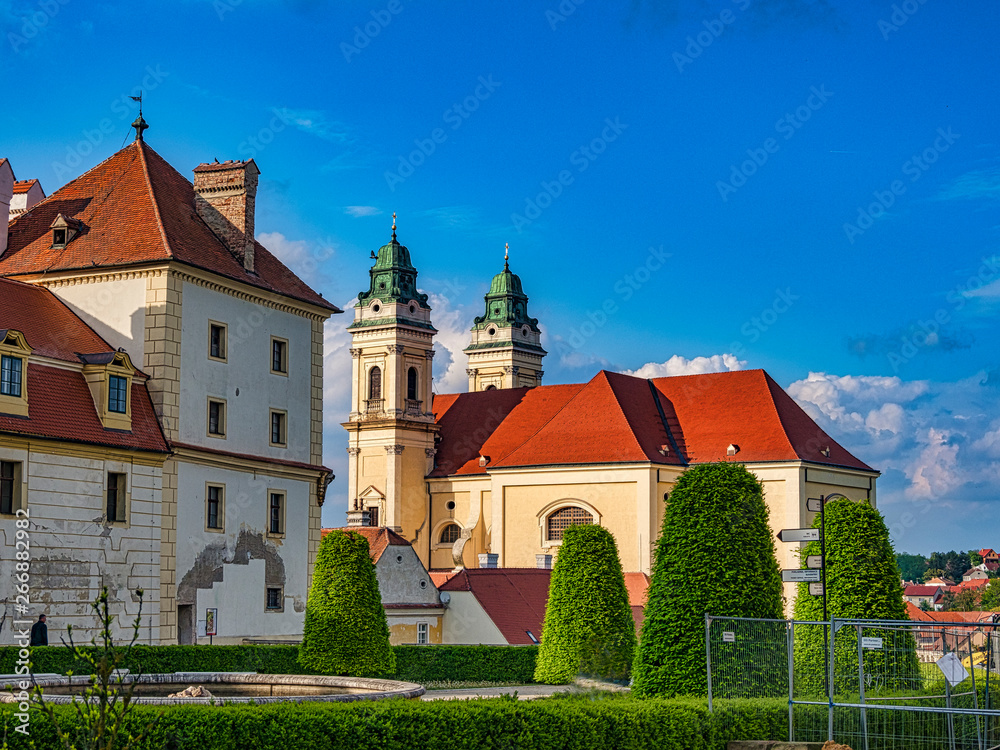 Das Schloss Valtice (deutsch: Feldsberg) befindet sich in Valtice im Okres Břeclav in Tschechien. Das Schloss ist Teil der in die UNESCO-Welterbeliste aufgenommenen Kulturlandschaft Lednice-Valtice.