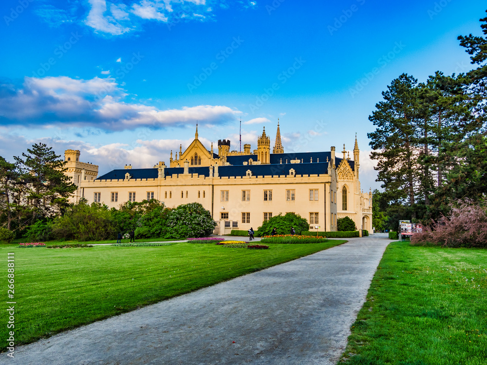 Das Schloss Lednice (deutsch Eisgrub) liegt bei Lednice in Tschechien, im Okres BÅ™eclav, nahe der Ã¶sterreichischen Grenze.