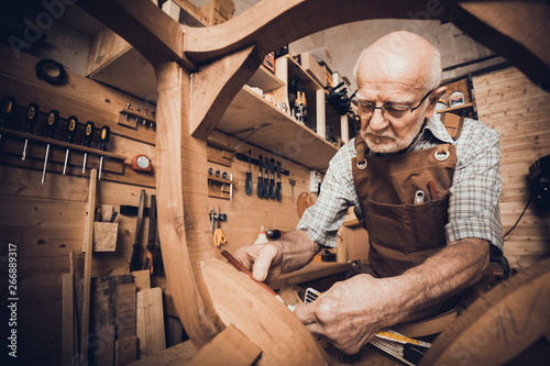 Εκτύπωση καμβά old carpenter at work