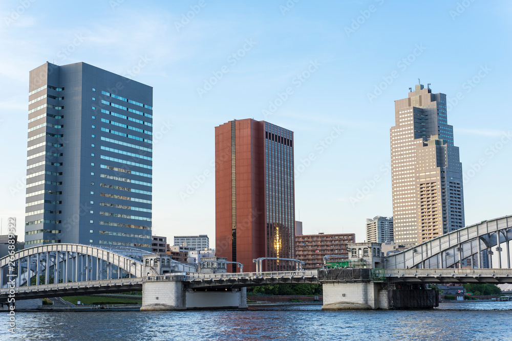 隅田川に架かる勝鬨橋の風景