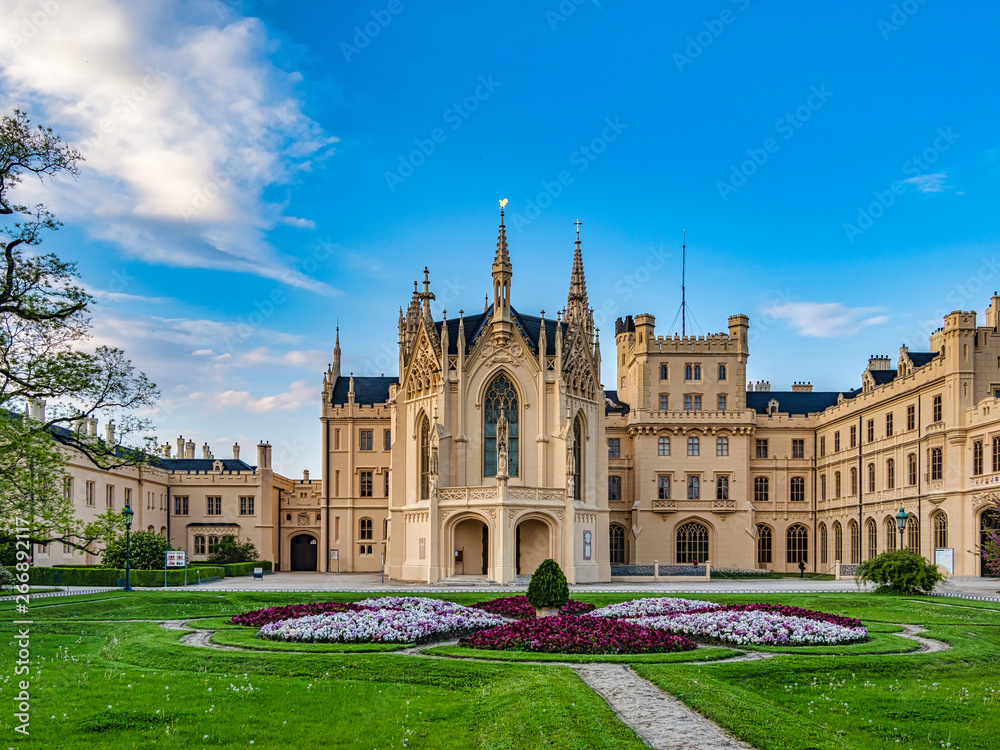 Das Schloss Lednice (deutsch Eisgrub) liegt bei Lednice in Tschechien, im Okres Břeclav, nahe der österreichischen Grenze.