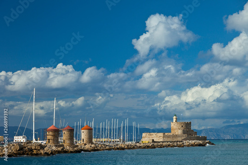 Molinos de viento y Fuerte de San Nicolás, Ciudad de Rodas, Isla de Rodas, Dodecaneso, Grecia, Mar Mediterráneo photo