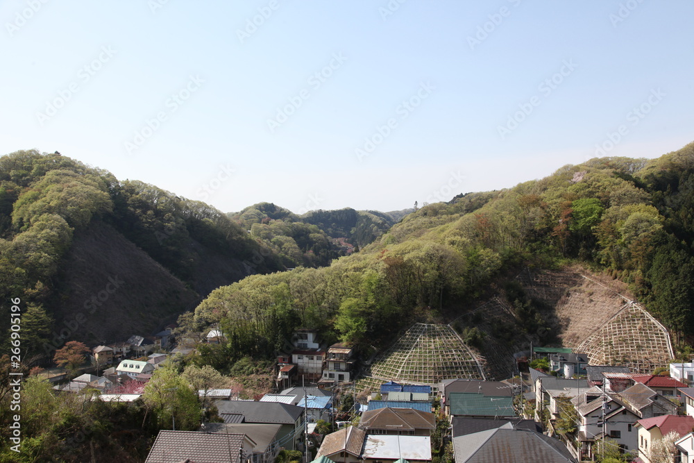 山のある町