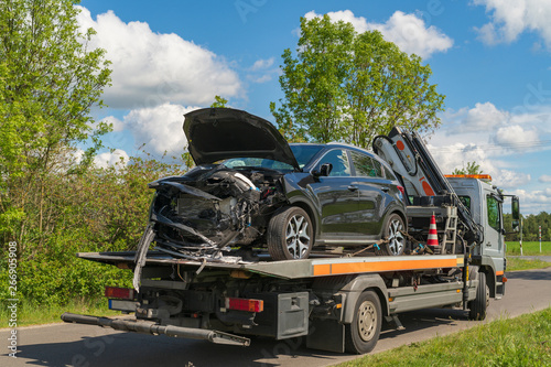 Ein Unfallauto wurde auf einen Abschleppwagen geladen photo