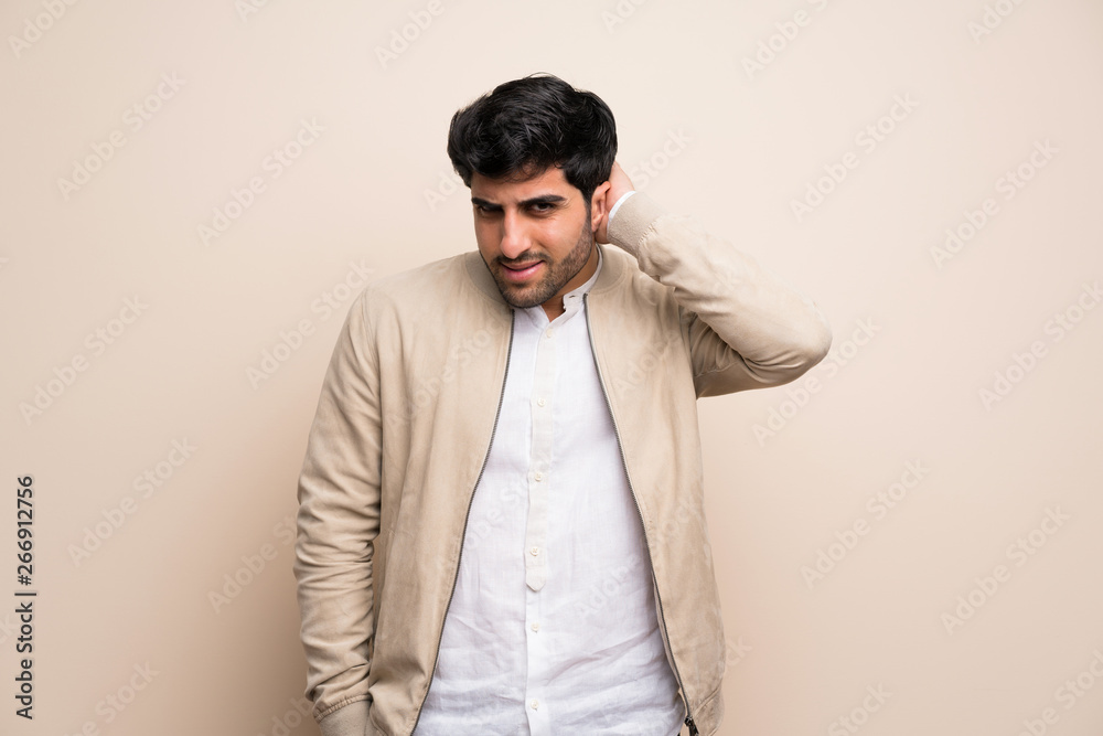 Obraz premium Young man over isolated wall having doubts