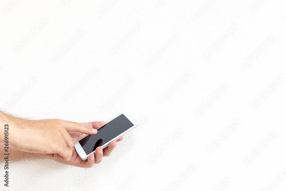 スマートフォンを操作する男の手 スマートフォンを操作する男の手