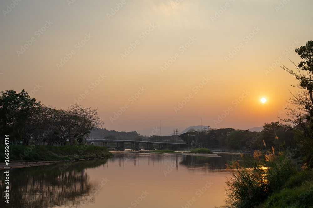 Obraz premium sunset over the lake