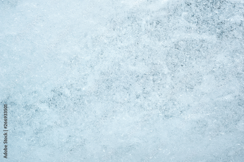 Obraz premium Ice with bubbles background texture. Refreshing summer drinks or arctic cold concept.