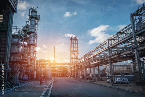 Fotografiet Pipeline and pipe rack of petroleum industrial plant with sunset sky background