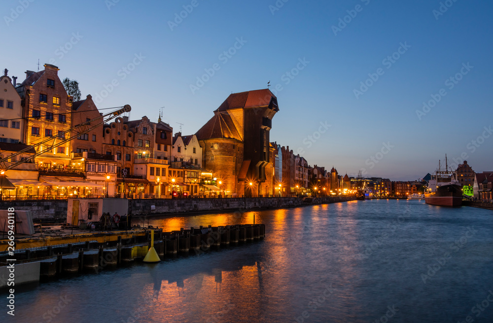 Obraz premium Old town of Gdansk on bank of Motlawa River at dusk