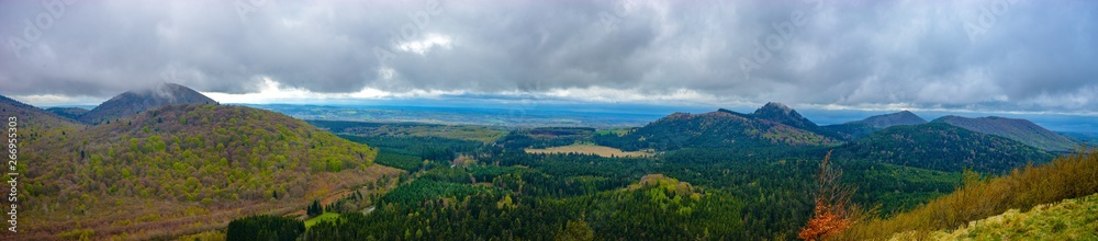 vue panoramique de la chaine des puys, parc régional des volcans d'Auvergne. Vue du Puy des Goulles